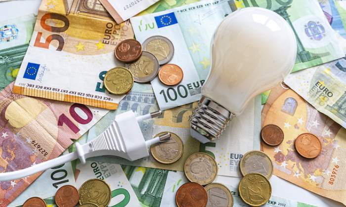 770-420-luz-bombilla-dinero-enchufe-istock.jpg