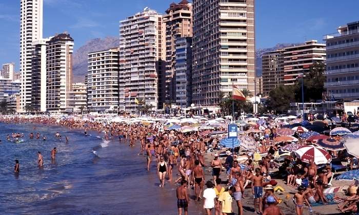 benidorm-playa-turistas-dreams.jpg