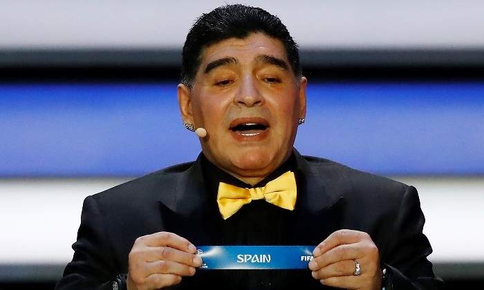 maradona-sorteo-mundial-papeleta-espana-reuters.jpg