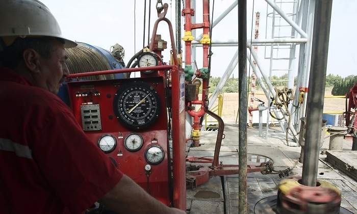 trabajador-supervisa-pozo-petroleo.jpg