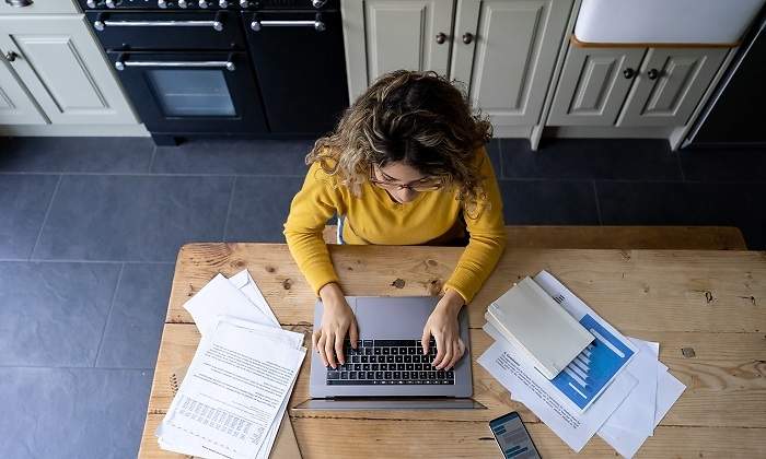 Chica-trabajando-en-casa-iStock.jpg