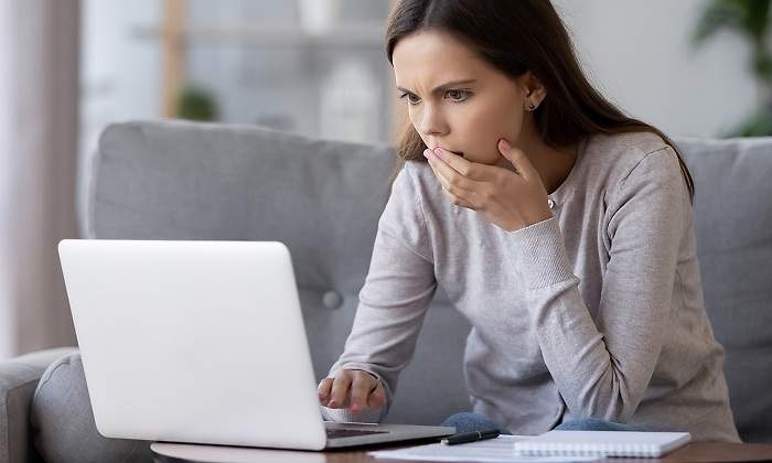 Mujer-sorprendida-con-un-portatil-iStock.jpg