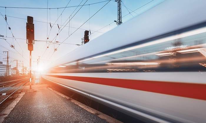 Tren-en-movimiento-iStock.jpg