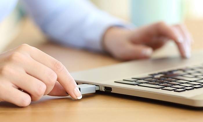 Persona-conectando-una-memoria-USB-iStock.jpg