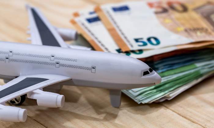 avion-juguete-dinero-dreamstime.jpg