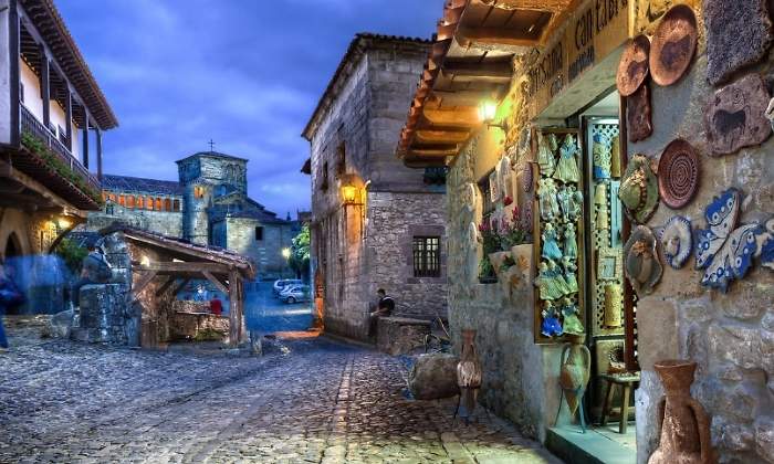 santillana-mar-luces-tienda-noche-dreamstime.jpg