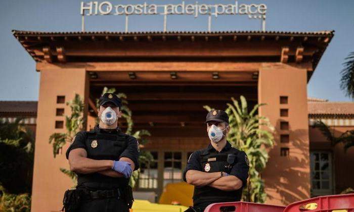 Policas con mascarilla en la entrada del hotel H10 Adeje Palace de Tenerife
