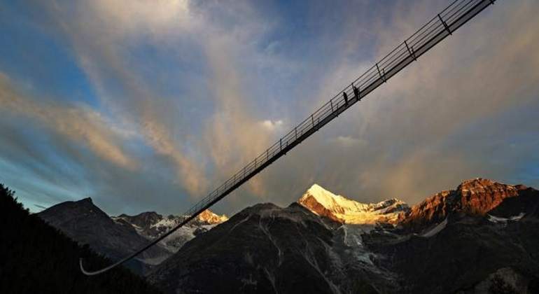 Suiza abre al público el puente colgante más largo del mundo