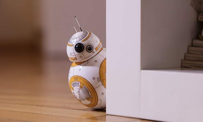 Un-robot-BB8-tras-una-pared-iStock.jpg