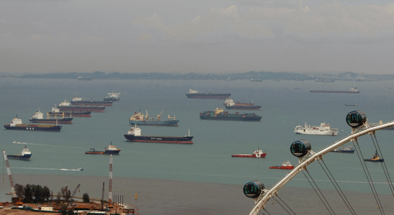Los buques portacontenedores y los cargueros se acumulan frente a la costa de Singapur