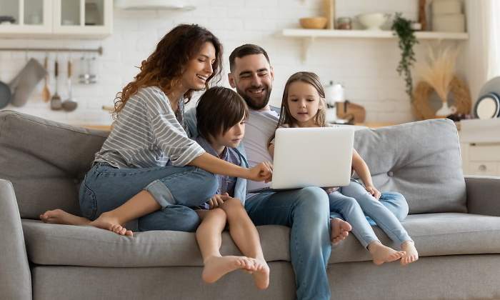 familia-hijos-ordenador-dreamstime.jpg