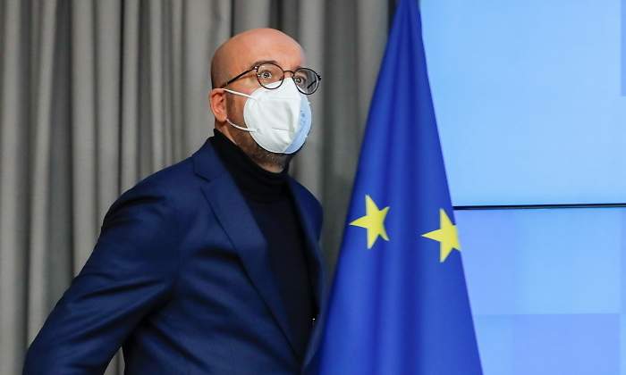 charles-michel-mascarilla-bandera-ue-reuters.jpg