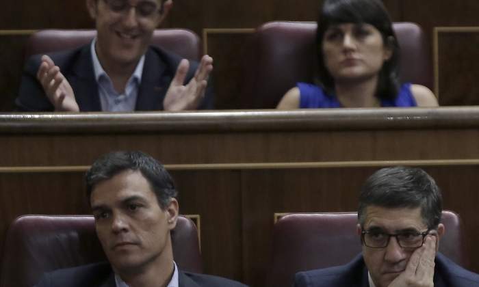 Sancheznoaplaude-investidura27octubre2016EFE.jpg