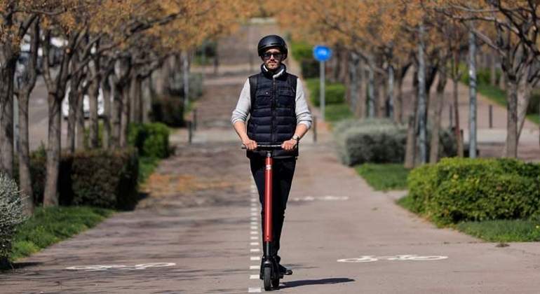 Jairo Borox en su patinete.