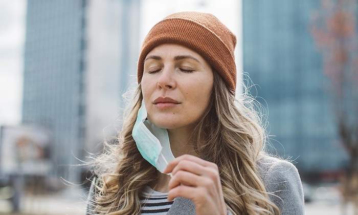 Mujer-se-saca-la-mascarilla-para-respirar-iStock.jpg