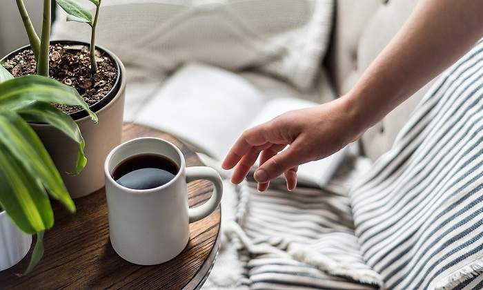 Una-persona-coge-una-taza-de-cafe-iStock.jpg
