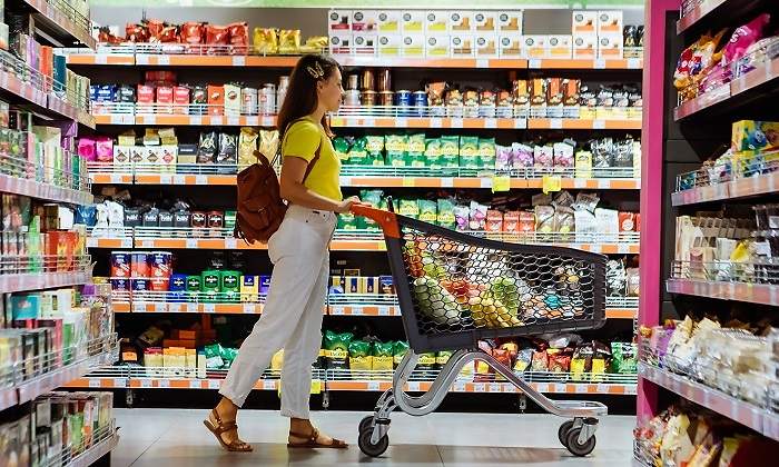 Mujer-con-carro-dentro-del-supermercado-iStock.jpg