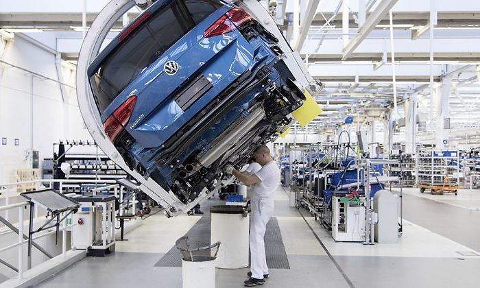 robot-fabrica-coches-volkswagen-operario-770.jpg