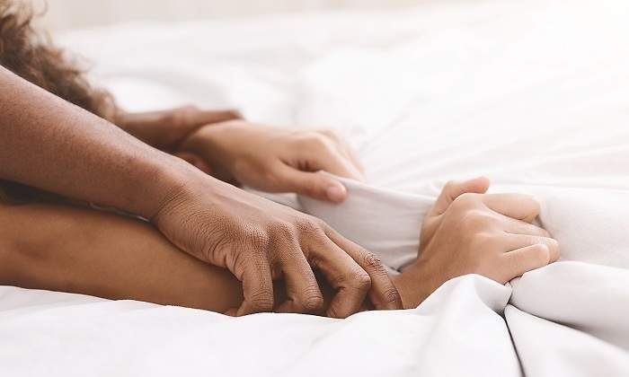 Pareja-sobre-unas-sabanas-blancas-iStock.jpg