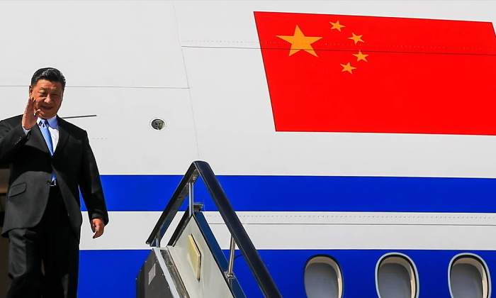xijinping-saluda-avion.jpg