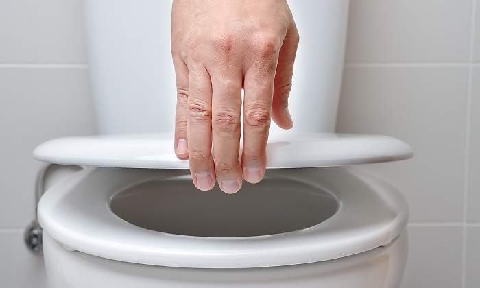 Cerrar-la-tapa-del-bano-iStock.jpg