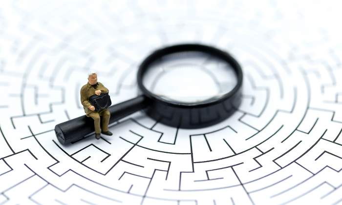 jubilado-pensionista-lupa-laberinto-dreamstime.jpg