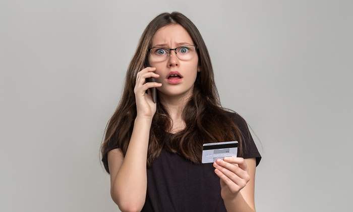mujer-preocupada-fraude-telefono-tarjeta-dreamstime.jpg