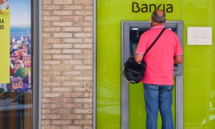 hombre-cajero-bankia-getty-770x420.jpg