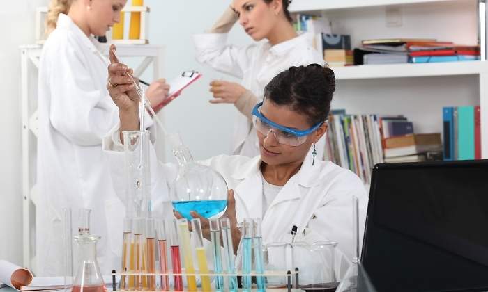 Cientficas en el laboratorio