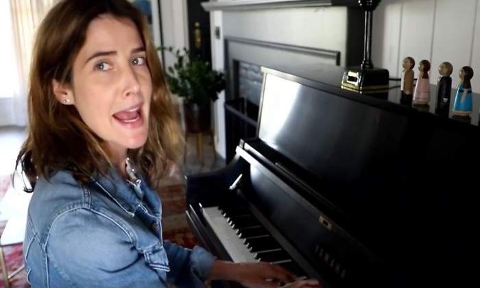 cobie-smulders-cantando.jpg