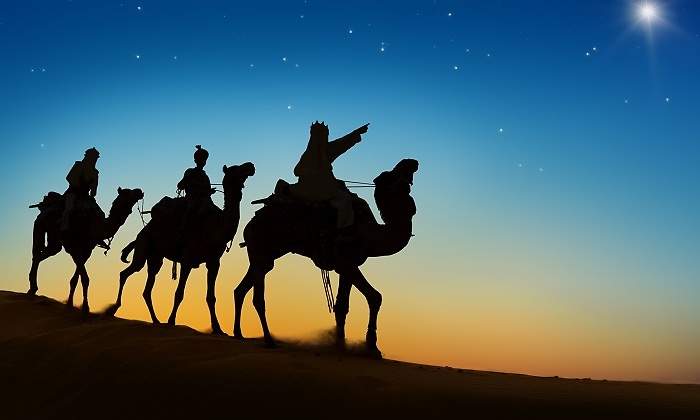 Los-Reyes-Magos-de-Oriente-sobre-sus-camellos-iStock.jpg