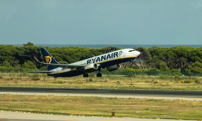 ryanair-avion-prat-barcelona-dreamstime.jpg