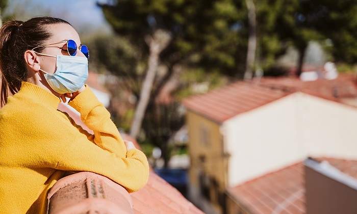 Mujer-con-mascarilla-un-dia-de-sol-iStock.jpg