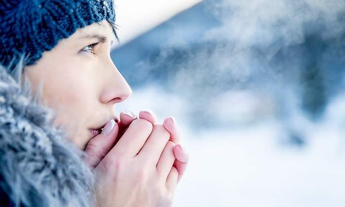 Frio-invierno-mujer-calentar-manos-iStock.jpg