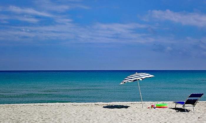 la-sombrilla-es-inservible-si-quieres-protegerte-del-sol-en-la-playa.jpg