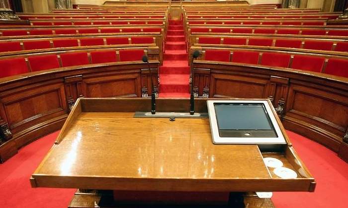 atril-parlament-luis-moreno.jpg