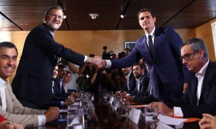 apreton-manos-rajoy-rivera-fotoPP.jpg