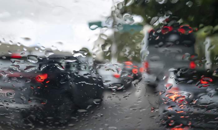 coche-lluvia-recurso-dreamstime.jpg