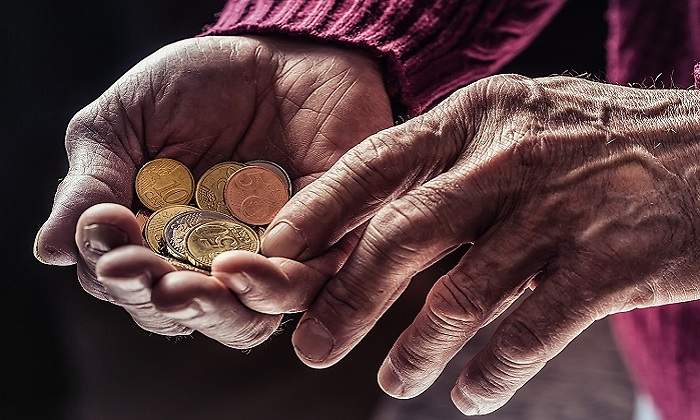 770-x-420-Manos-de-un-jubilado-contando-monedas-de-calderilla-Istock.jpg