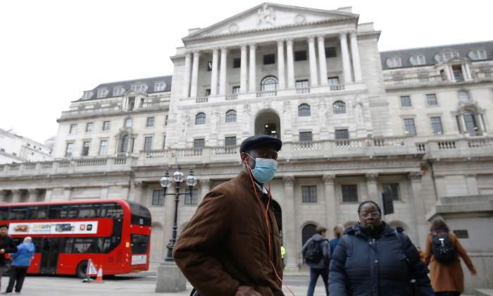 coronavirus-londres-banco-mascarilla-reuters.jpg