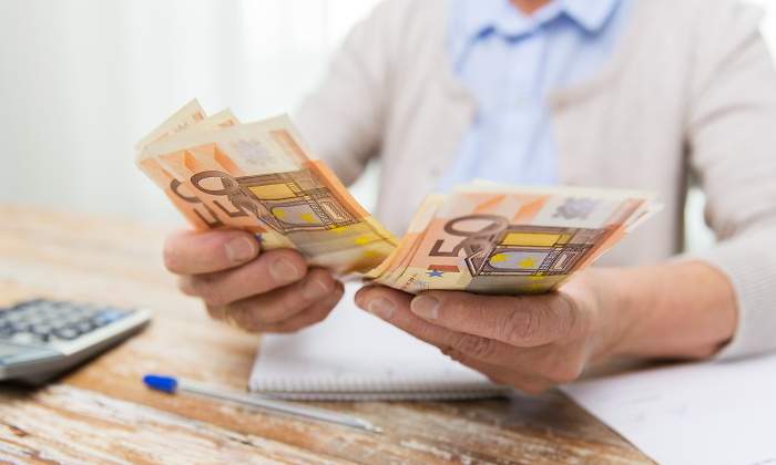persona-contando-dinero-dreamstime.jpg