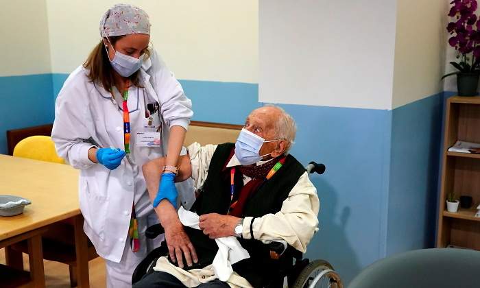 vacunacion-anciano-madrid-coronavirus-reuters.jpg