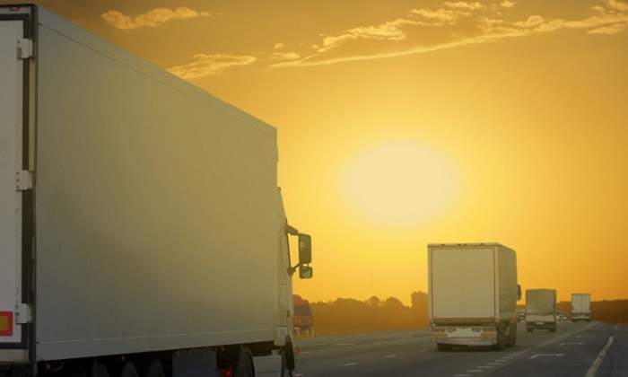 Camiones-rodando-por-carretera.jpg