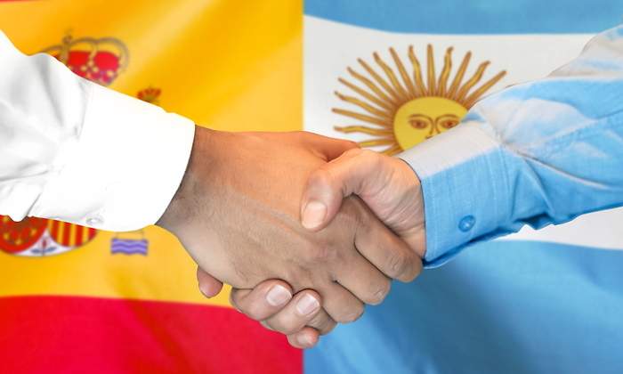 Un apretn de manos entre Espaa y Argentina