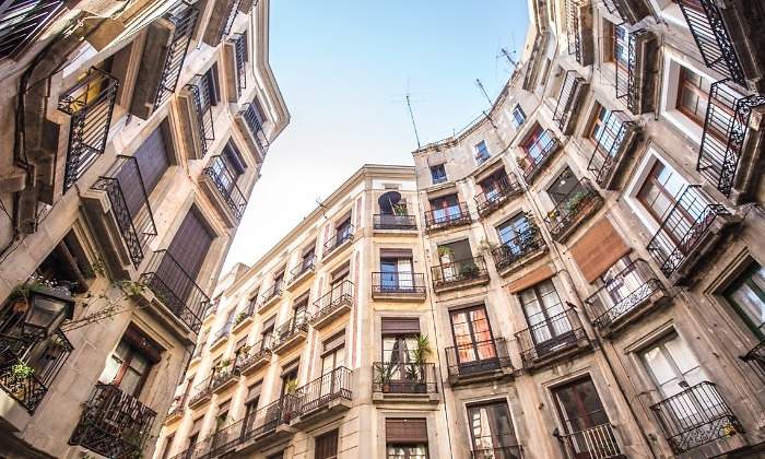 barcelona-streets-picture-id1128326177.jpg