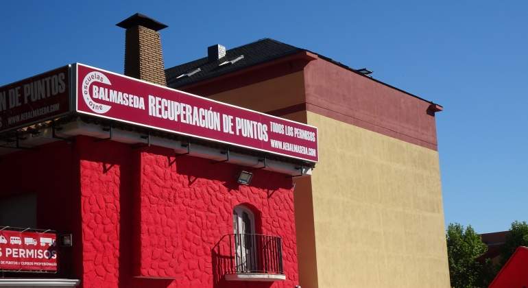 Autoescuela en Madrid anunciando cursos de recuperación de puntos.