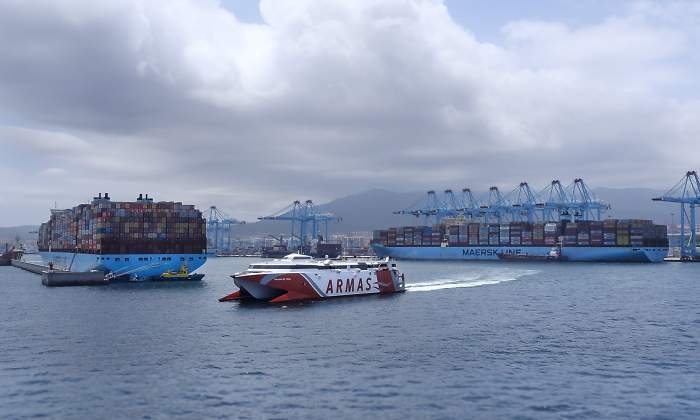 Dos megabarcos de la serie Triple E de Maersk en el puerto de Algeciras y el catamarn Volcn de Teno de Naviera Armas