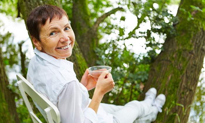 mujer-jubilada-te-campo-dreamstime.jpg