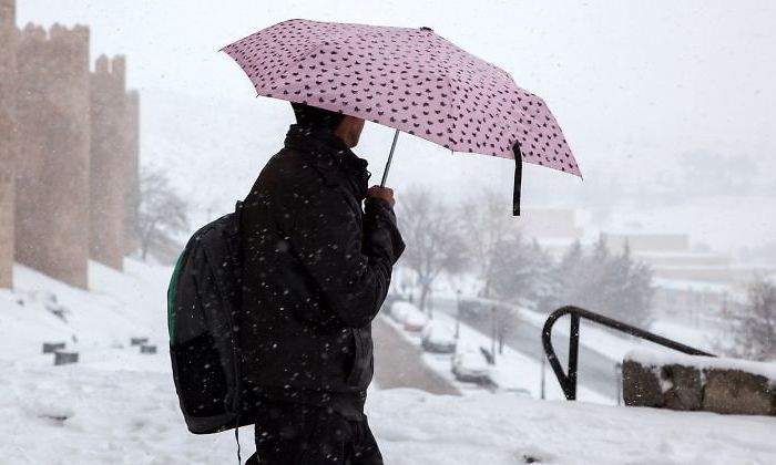 nieve-avila-paraguas-efe.jpg