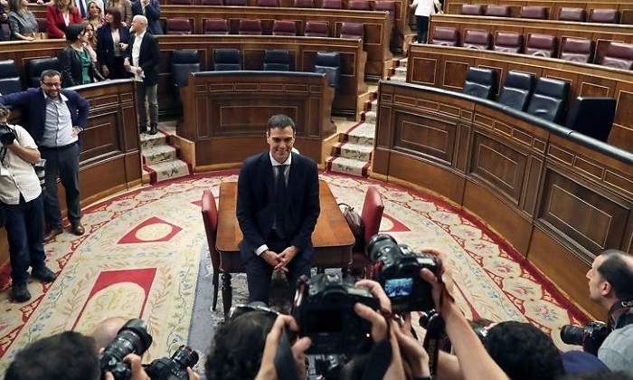 pedro-sentado-mesa.jpg